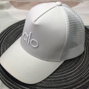🔥 Alo Yoga District Trucker Hat - Limited Edition - Brand New with Tags